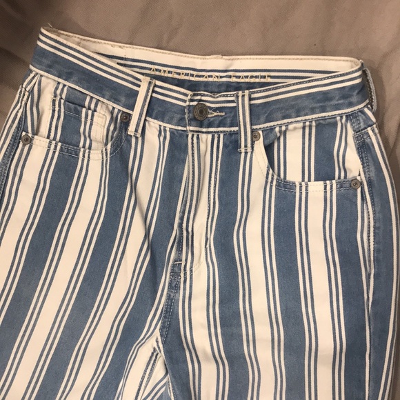 LIKE NEW AE Mom jeans - Picture 5 of 6